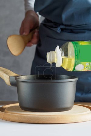 Foto de Hackeos de cocina: Almohadilla de algodón en la botella de aceite para evitar que el aceite caiga por la botella. Etapa 4 - Imagen libre de derechos