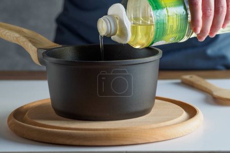 Foto de Hackeos de cocina: almohadilla de algodón en la botella de aceite para evitar que el aceite se agote por la botella. - Imagen libre de derechos