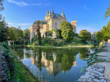 Cuento de hadas Castillo de Bojnice en Eslovaquia, Europa central, propiedad de la familia de Palfi. Reflejo lago. 