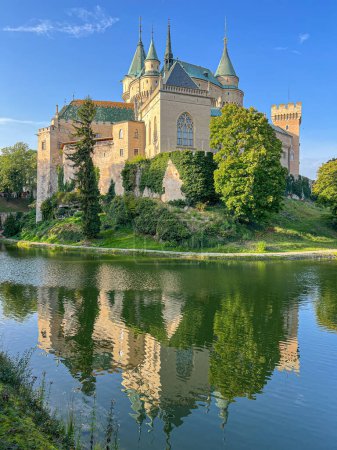 Castillo medieval de Bojnice en Eslovaquia, Europa central, propiedad de la familia de Palfi. Reflejo lago. 
