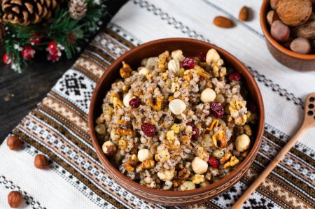 Kutia de Noël traditionnelle. Kutya ukrainienne. Porridge de blé bouilli. Plat rituel slave de vacances. Noël orthodoxe
