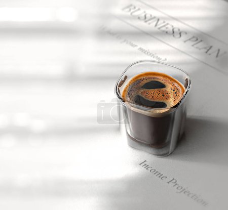 Foto de 3d ilustración de vidrio con espresso sobre papel con proyecto empresarial, vista de arriba hacia abajo, espacio de copia lado izquierdo, profundidad de campos - Imagen libre de derechos