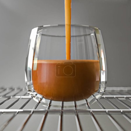 Foto de 3d ilustración de un vaso con espresso durante un proceso de fabricación de café por máquina, en rejilla de metal, vista directa, espacio de copia, profundidad de campos - Imagen libre de derechos