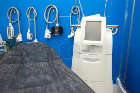 Foto de Coolscalping apparatus stands in a cosmetology clinic in an empty office, modern cosmetology equipment - Imagen libre de derechos