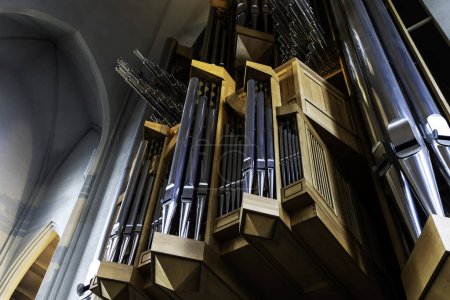 Foto de Bajo ángulo de órgano de tubo de madera en la majestuosa iglesia Hallgrimskirkja ubicada en Reykjavik enorme instrumento musical y el concepto de arquitectura islandesa - Imagen libre de derechos
