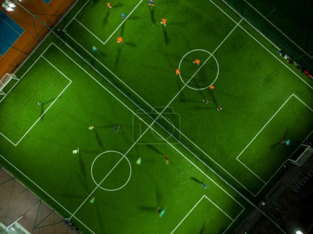 Luftaufnahme eines Mini-Fußballspiels, Fußball. Minifußballfeld und Fußballer aus der Drohne