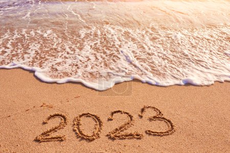 Téléchargez les photos : 2023 année dessin sur la plage de sable fin mer au soleil jour - en image libre de droit