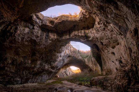 Téléchargez les photos : Inside of fantastic Devetashka cave in north Bulgaria, near Lovech town - en image libre de droit