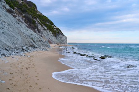 Foto de Sandy seashore and white rock in the background. Byala Bulgaria nobody - Imagen libre de derechos