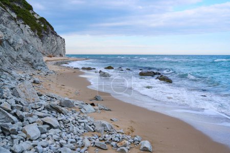 Foto de Sandy seashore and white rock in the background. Byala Bulgaria nobody - Imagen libre de derechos