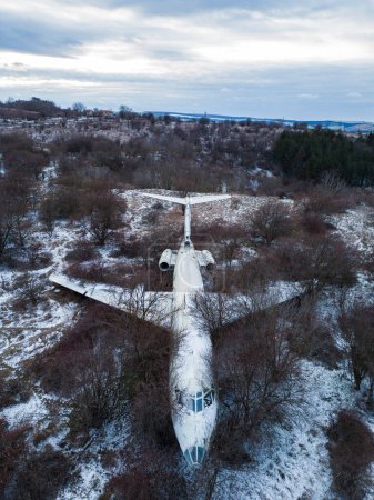 Foto de Abandoned crashed passenger plane wreck in the forest in winter - Imagen libre de derechos