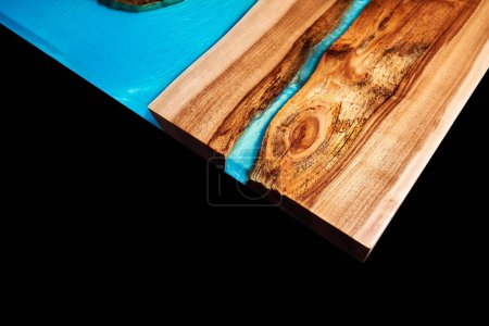 Foto de Textura de una mesa de madera con resina epoxi aislada en primer plano negro - Imagen libre de derechos