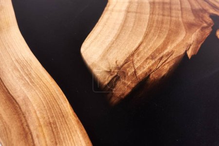 Foto de Textura de una mesa de madera con resina epoxi aislada en primer plano negro - Imagen libre de derechos
