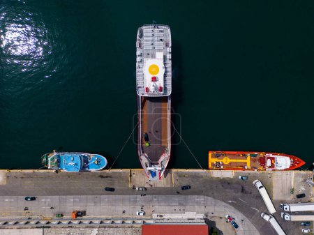 Téléchargez les photos : Vue aérienne d'un ferry dans le port. Les ferries dans le port fournissent un lien vital de transport pour les passagers et les véhicules, avec une vue aérienne soulignant leur importance et leur efficacité. - en image libre de droit