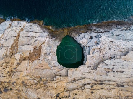Téléchargez les photos : Vue aérienne de haut en bas de Giola sur l'île grecque de Thassos est un spectacle à couper le souffle à voir. Les piscines naturelles aux eaux turquoise cristallines, entourées de falaises rocheuses et de verdure luxuriante - en image libre de droit