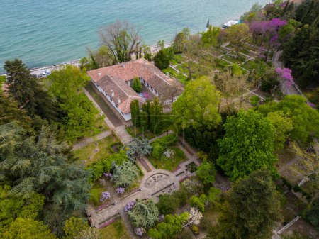 Téléchargez les photos : Vue aérienne du magnifique jardin botanique de Balchik en Bulgarie pendant la saison printanière. Admirez la verdure luxuriante et les fleurs fleuries qui prennent vie dans ce havre de paix. - en image libre de droit