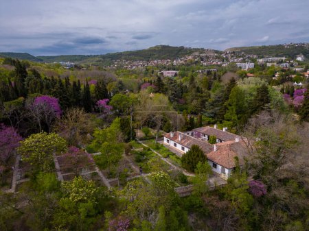 Téléchargez les photos : Vue aérienne du magnifique jardin botanique de Balchik en Bulgarie pendant la saison printanière. Admirez la verdure luxuriante et les fleurs fleuries qui prennent vie dans ce havre de paix. - en image libre de droit