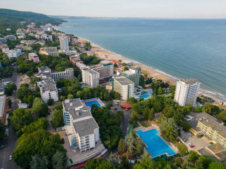 Luftaufnahme des Strandes und der Hotels in Goldstrand, Zlatni Piasaci. Varna, Bulgarien