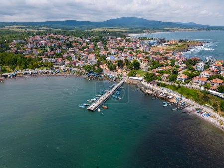 Foto de Vista aérea de la pequeña ciudad costera de Ahtopol en la costa del Mar Negro en Bulgaria, mostrando su belleza escénica y encanto junto al mar - Imagen libre de derechos
