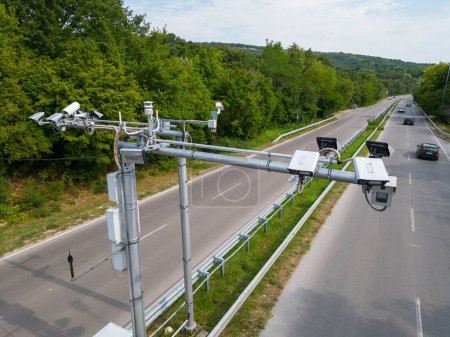 Foto de Cámaras y radares de control de velocidad a lo largo de un concurrido monitor de carretera y violaciones de velocidad récord. Vista del dron - Imagen libre de derechos