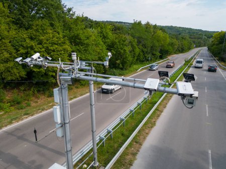 Foto de Cámaras y radares de control de velocidad a lo largo de un concurrido monitor de carretera y violaciones de velocidad récord. Vista del dron - Imagen libre de derechos
