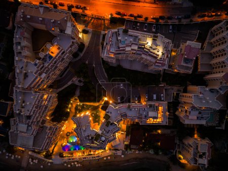 Foto de Por la noche, un dron desvela un lujoso hotel balneario en la costa búlgara. Las luces crean un ambiente mágico de calidez y lujo. - Imagen libre de derechos