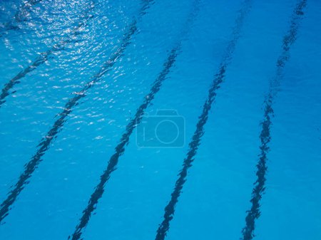 Una piscina llena de agua azul y completamente vacía de cualquier persona o actividad.