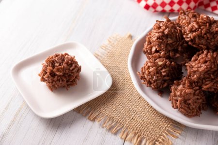 Malvaviscos de caramelo caseros cubiertos de arroz inflado sabor chocolate, dulce fácil de hacer, no se requiere hornear, ideal para fiestas y festividades
