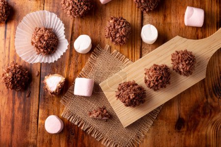 Hausgemachte Caramel Marshmallows mit Schokoladengeschmack Puffreis bedeckt, süße Leckereien einfach zu machen, kein Backen erforderlich, ideal für Feste und Feiern