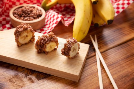 Süße Bananen-Sushi-Rollen mit Karamell, Erdnussbutter und Schokolade-Puffreis. Lustige und leichte hausgemachte Snacks für Kinder und Erwachsene.