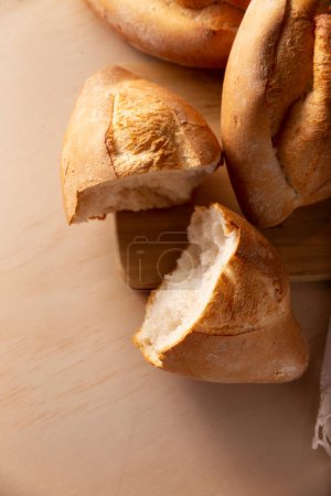 Foto de Bolillos. Panadería tradicional mexicana. Pan blanco comúnmente utilizado para acompañar los alimentos y para preparar sándwiches mexicanos llamados Tortas. - Imagen libre de derechos