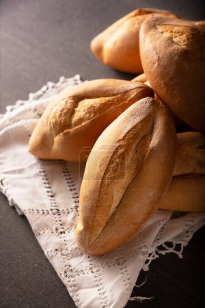 Foto de Bolillos. Panadería tradicional mexicana. Pan blanco comúnmente utilizado para acompañar los alimentos y para preparar sándwiches mexicanos llamados Tortas. - Imagen libre de derechos
