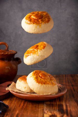 Foto de Bisquet. Also known as Bisquets Chinos, it is one of the traditional breads in Mexico, commonly consumed hot, cut in half and spread with butter and fruit jam. - Imagen libre de derechos