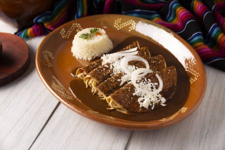 Téléchargez les photos : Chicken enmoladas. Also known as mole poblano enchiladas, they are a typical Mexican dish that is very popular in Mexico and the rest of the world. - en image libre de droit