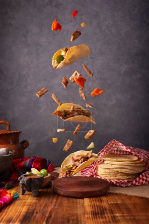 Téléchargez les photos : Fajitas Tacos de bœuf tombant. Alambre de Rés. Recette très populaire au Mexique, les principaux ingrédients sont des morceaux de viande, oignon, bacon et poivrons, rôtis sur le gril, couramment consommés en tacos. - en image libre de droit