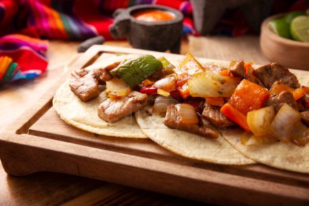 Foto de Fajitas Tacos, en México también se llama Alambre de Res. Receta muy popular, los ingredientes principales son trozos de carne, cebolla, tocino y pimientos, asados en la parrilla. - Imagen libre de derechos