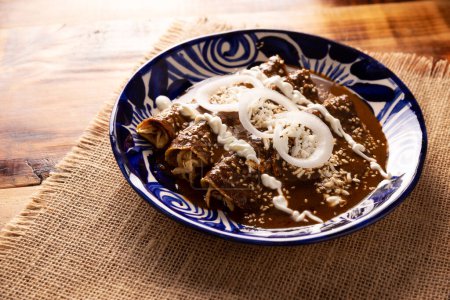 Téléchargez les photos : Enchiladas de Mole. Également connus sous le nom de mole poblano enchiladas, ils sont un plat mexicain typique qui est très populaire au Mexique et dans le reste du monde. - en image libre de droit