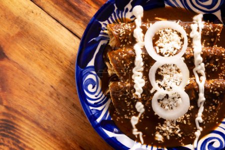 Enchiladas de Mole. Également connus sous le nom de mole poblano enchiladas, ils sont un plat mexicain typique qui est très populaire au Mexique et dans le reste du monde.