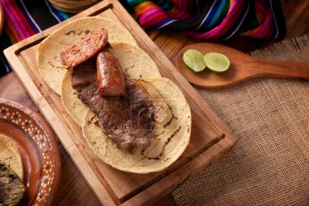 Téléchargez les photos : Taco campechano style, Carne Asada. (rôti) et chorizo ou longaniza, plat très populaire dans le nord du Mexique, également appelé Asado, Discada ou Parrillada. - en image libre de droit