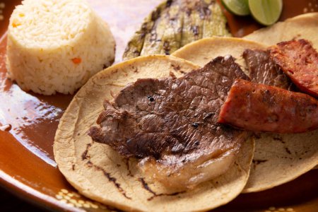 Taco Campechano Stil, Carne Asada. (Braten) und Chorizo oder Longaniza, sehr beliebtes Gericht im Norden Mexikos, auch Asado, Discada oder Parrillada genannt.