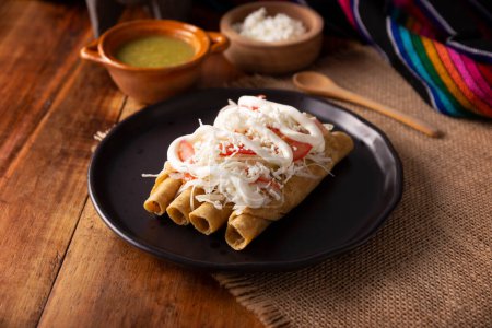 Tacos Dorados. Plat mexicain également connu sous le nom Flautas, se compose d'une tortilla de maïs roulé avec un peu de remplissage, généralement du poulet ou du b?uf ou des options végétariennes telles que les pommes de terre.