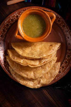 Goldene Quesadillas. Gebratene Quesadillas mit Mais-Tortillas, sie können mit jedem Gericht oder Zutat gefüllt werden, wie Fleisch, Kartoffeln oder Fisch wie Marlin oder Thunfisch, beliebt während der Fastenzeit.