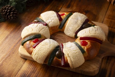 Téléchargez les photos : Trois Rois Pain aussi appelé Rosca de Reyes, Roscon, gâteau Epiphany, traditionnellement servi avec du chocolat chaud dans un Jarrito d'argile. Tradition mexicaine le 5 janvier. - en image libre de droit