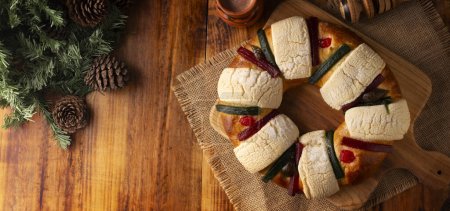 Téléchargez les photos : Trois Rois Pain aussi appelé Rosca de Reyes, Roscon, gâteau Epiphany, traditionnellement servi avec du chocolat chaud dans un Jarrito d'argile. Tradition mexicaine le 5 janvier. - en image libre de droit