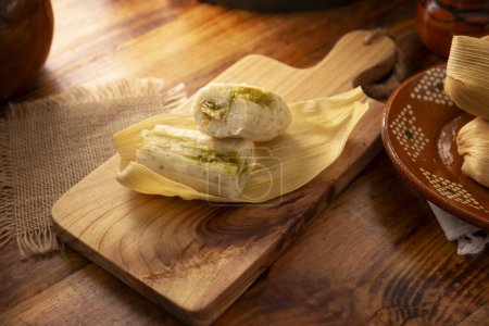 Tamales. plat hispanique typique du Mexique et de certains pays d'Amérique latine. Pâte de maïs enveloppée dans des feuilles de maïs. Les tamales sont à la vapeur.