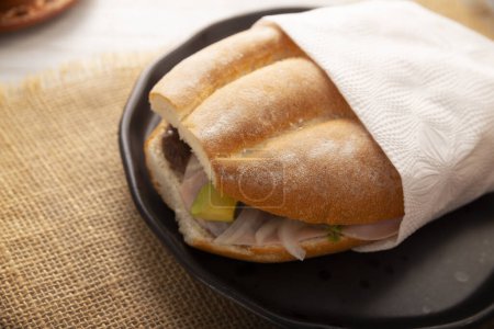 Sandwich au jambon mexicain, au Mexique, il est appelé Torta de Jamon, il est le plus populaire des Tortas mexicains et la recette varie selon qui le prépare, fait avec du pain bolillo o telera.
