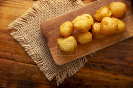 Téléchargez les photos : Boulettes de fromage panées frites, recette de collation maison facile et délicieuse. - en image libre de droit