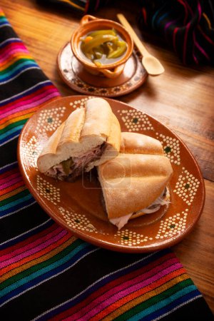 Mexikanisches Schinkensandwich, in Mexiko heißt es Torta de Jamon, es ist das beliebteste der mexikanischen Tortas und das Rezept variiert je nachdem, wer es zubereitet, hergestellt mit Bolillo oder Telera-Brot.