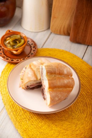 Mexikanisches Schinkensandwich, in Mexiko heißt es Torta de Jamon, es ist das beliebteste der mexikanischen Tortas und das Rezept variiert je nachdem, wer es zubereitet, hergestellt mit Bolillo oder Telera-Brot.