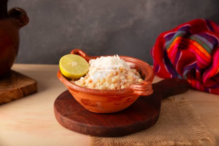Esquites. Maiskerne gekocht und serviert mit Mayo, saurer Sahne, Zitronen- und Chilipulver, sehr beliebtes Street Food in Mexiko, auch als Elote en Vaso bekannt. Das Rezept variiert je nach Region.